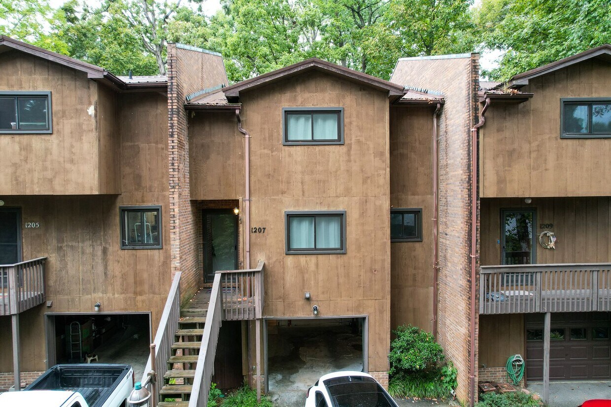 Foto principal - 1207 Timbers Ln