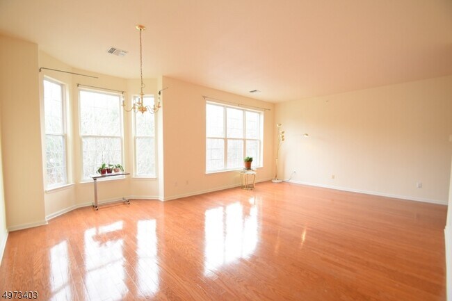Building Photo - 213 4 Seasons Dr