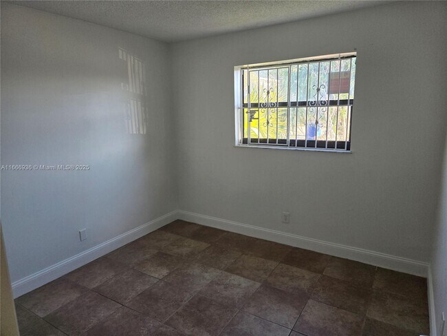 Foto del edificio - 3577 NW 187th St