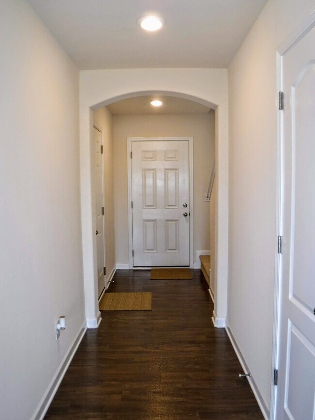 Spacious foyer - 2022 Talbert Ct