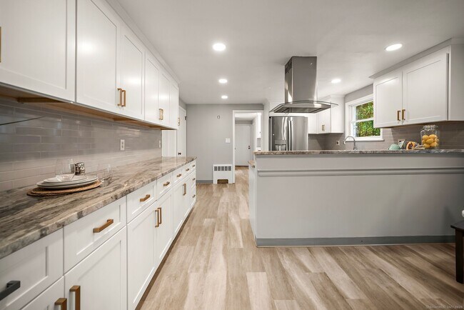 Building Photo - 8 Tanglewood Rd