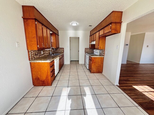 Building Photo - Freshly Remodeled 3 Bedroom 2 Bathroom Hom...