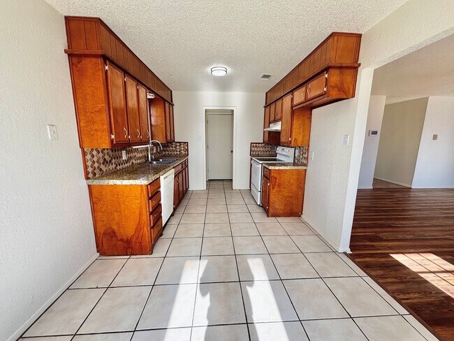 Foto del edificio - Freshly Remodeled 3 Bedroom 2 Bathroom Home in Frenship ISD