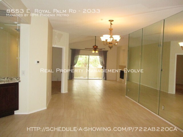 Foto del edificio - 8653 E Royal Palm Rd