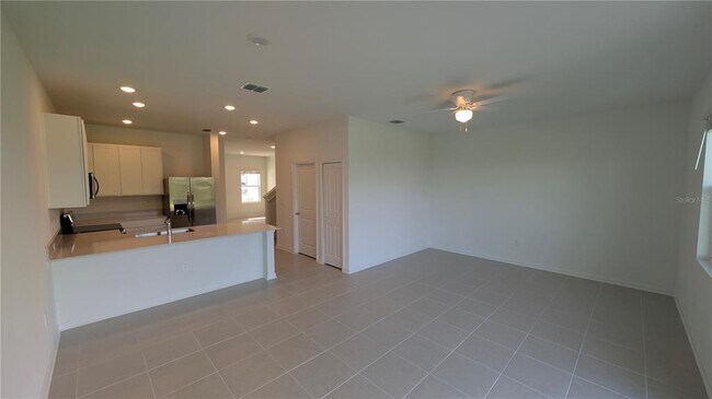 Building Photo - 3094 Chantilly Dr