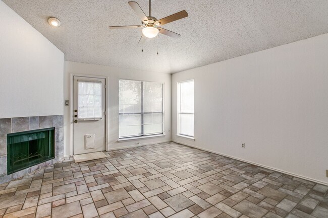 Foto del edificio - 3 Bedroom Duplex in Coppell – Private Back...