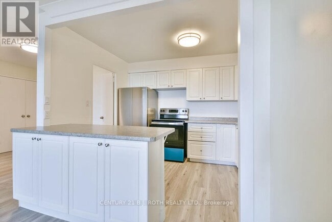 Building Photo - 2 Grove St E