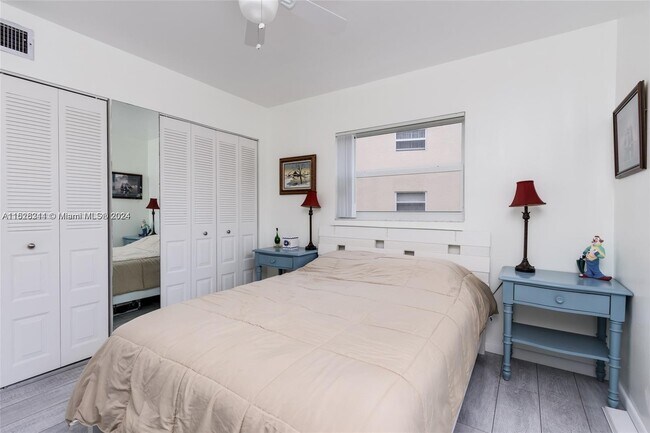 Foto del edificio - 1040 Country Club Dr