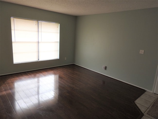 Building Photo - 800 Trotter Rd