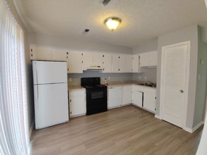 Building Photo - 33 Fonda Dr