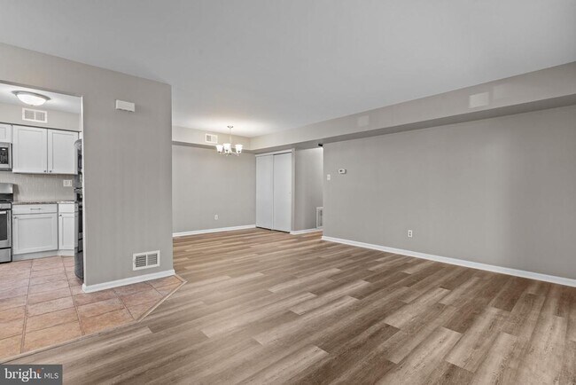 Foto del edificio - 105 Hopkins Ct