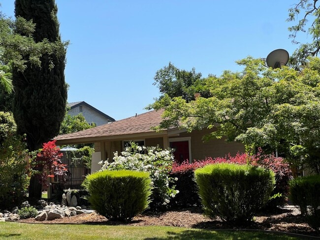 Building Photo - Two Bedroom Two Bathroom in a Parklike Set...