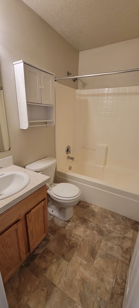 Building Photo - Caldwell 4 Bedroom 2 Bath Home + Bonus Room!