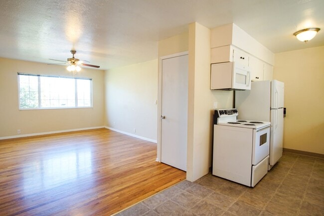 Photo - John's Landing 2Bdr w/Hardwoods, W&D, DW + Garage Parking! Apartment