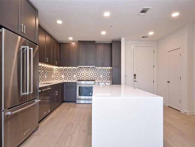 Foto del edificio - 1600 S 1st St