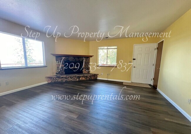 Foto del edificio - Charming 3-Bedroom Retreat with Modern Updates and Scenic Views in Ponderosa Hills