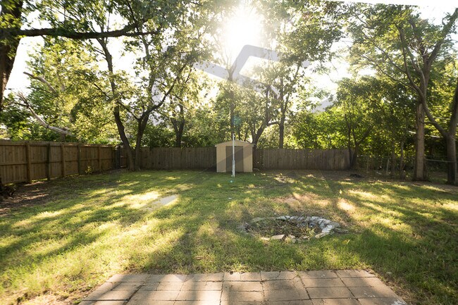 Building Photo - 1921 S Vine St