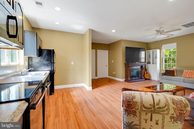Photo - 10044 Blake Ln (Oakton, VA) Apartment