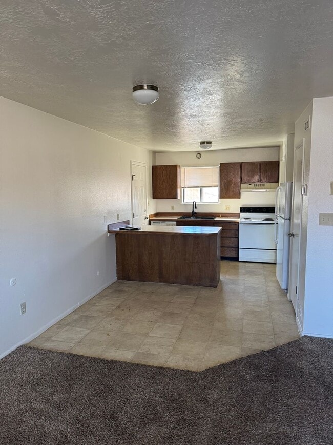 Building Photo - Two Bedroom Duplex