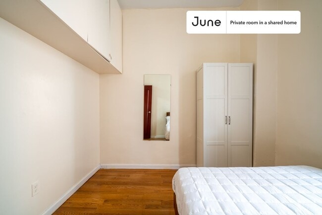 Building Photo - Private bedroom in 3 bed/1 bath Home