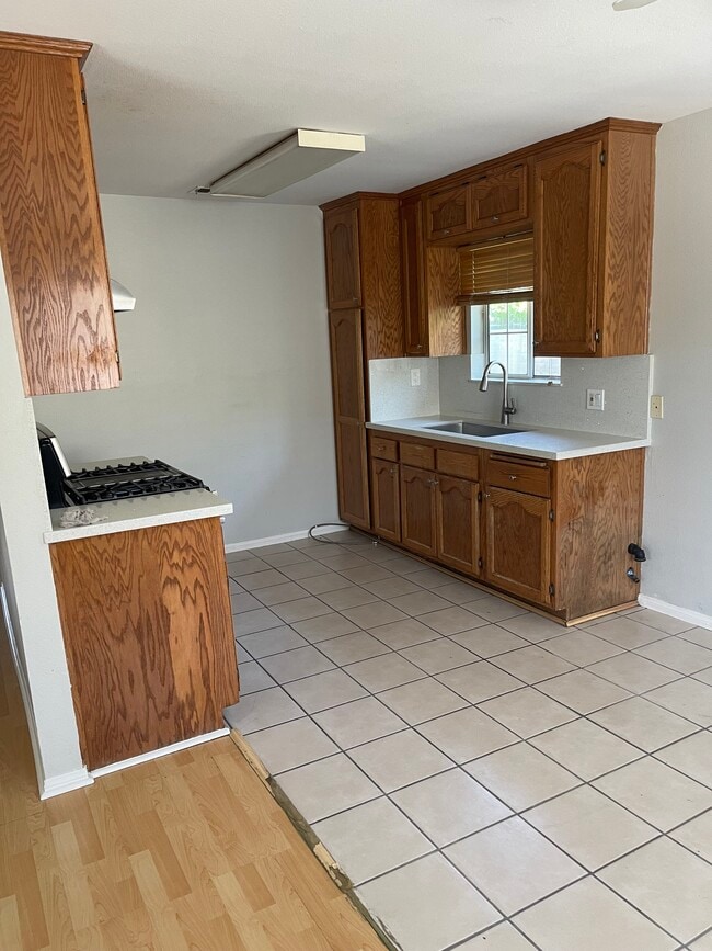 Foto del edificio - 1785 N Oxford Ave