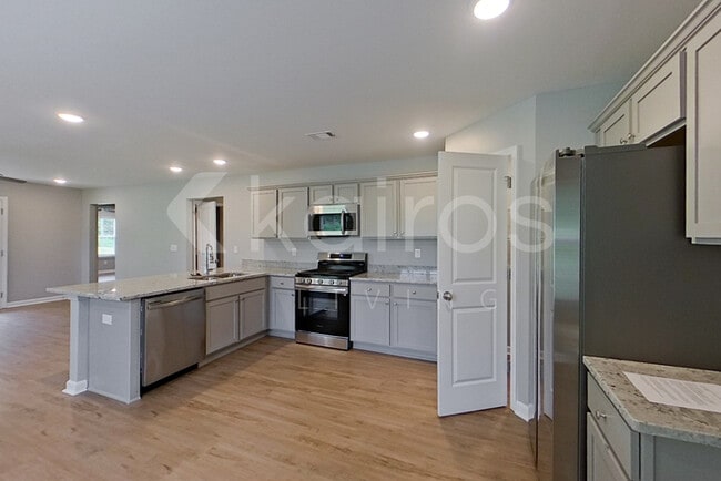 Building Photo - 657 June St