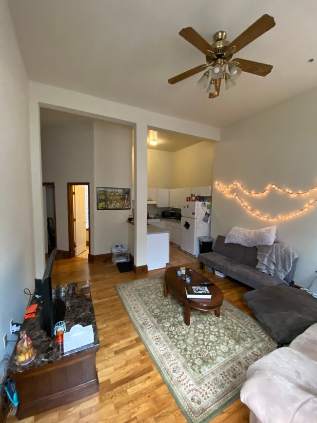 Photo - 907 W Grace St Apartments