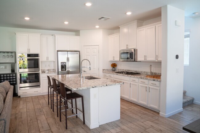 Cocina abierta ideal para recibir invitados. - 12412 Shoreline Echo Ave