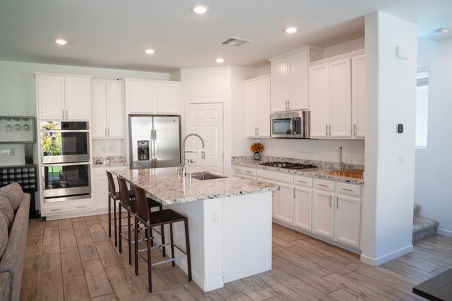 Open Kitchen for entertaining - 12412 Shoreline Echo Ave