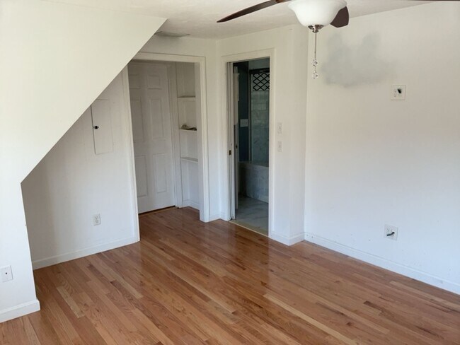 Foto del edificio - Large 2nd Floor Studio in Quiet Sandwich (Forestdale) Neighborhood