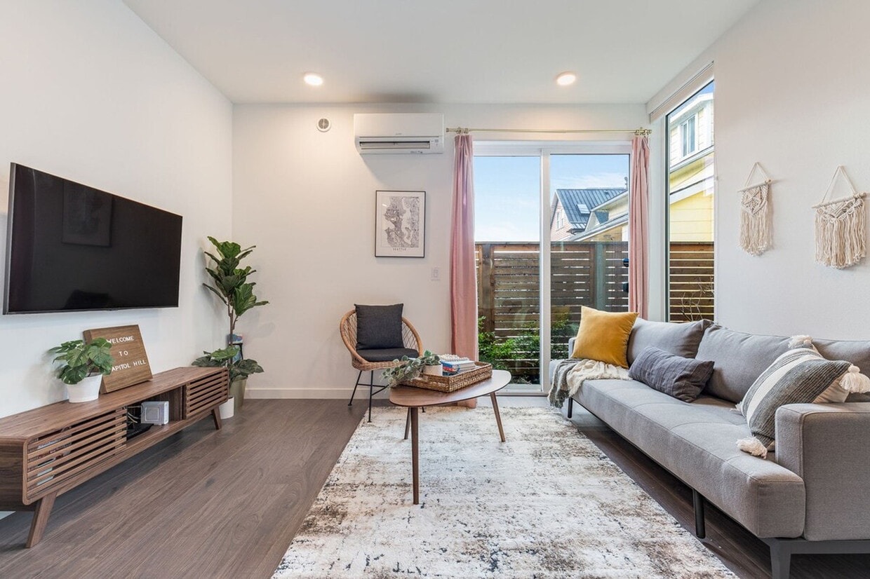 Primary Photo - 1215 E Union St