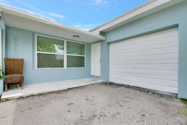 Building Photo - 8960 Sunset Strip