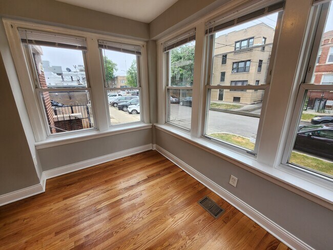 Foto del edificio - 2415 N Kildare Ave