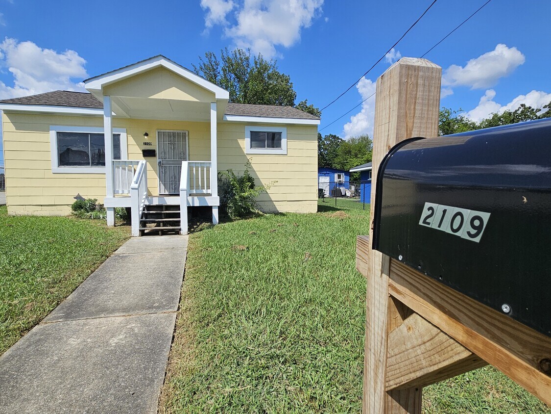 Foto principal - 2109 Anderson Ave
