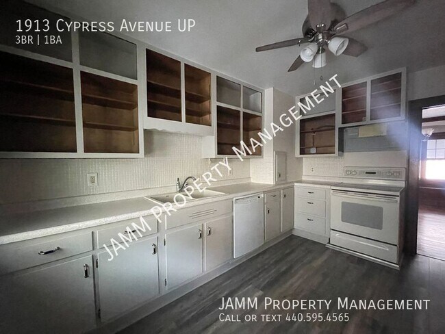 Building Photo - Charming 3 Bedroom Unit in Cleveland!