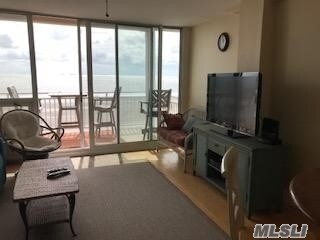 Foto del edificio - 830 Shore Rd