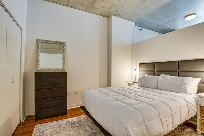 Foto del edificio - 235 W Van Buren St