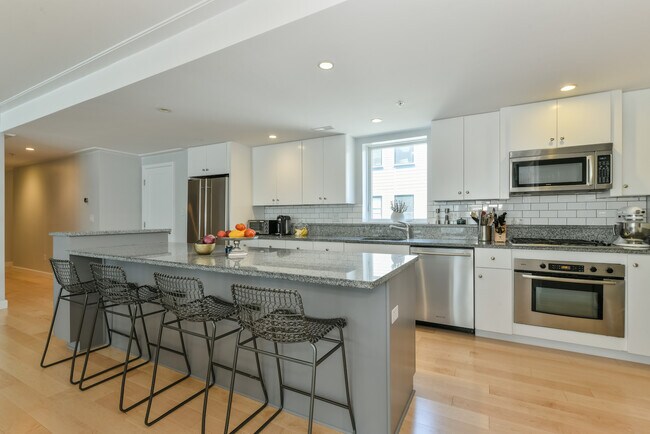 Foto del edificio - 335 W 2nd St