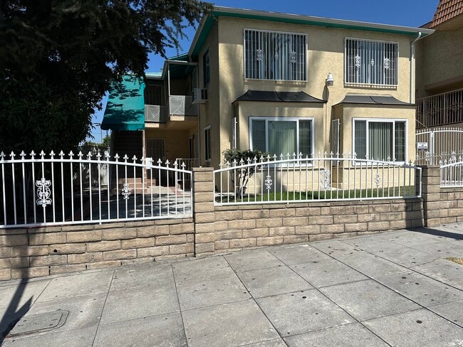 Building Photo - 223 E Burbank Blvd