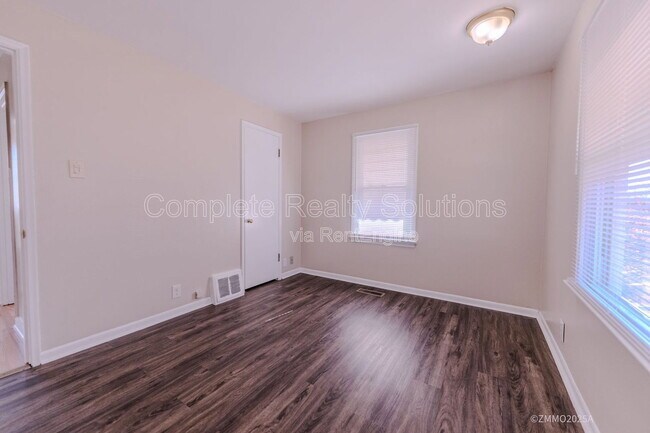 Foto del edificio - 10200 Tappan Dr