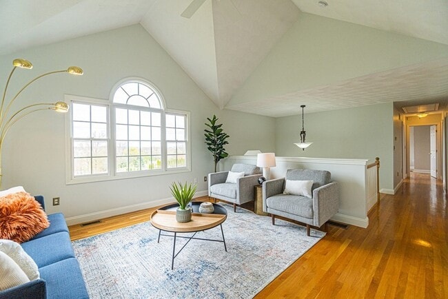 Building Photo - 32 Waltham St