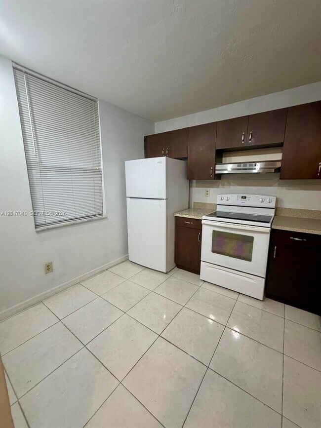 Foto del edificio - 100 NW 76th Ave