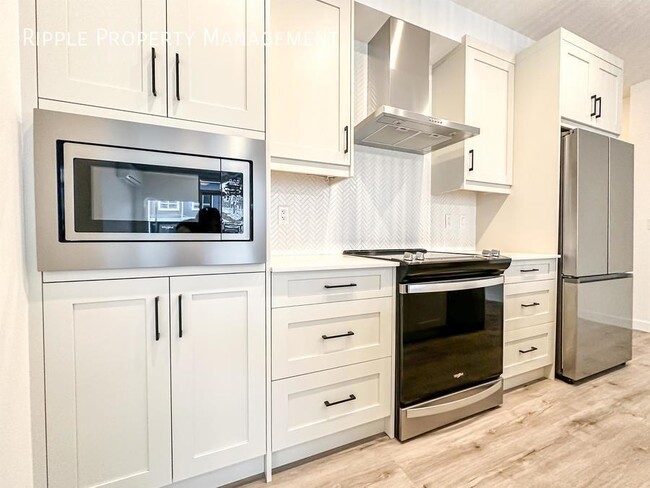 Photo du bâtiment - AMAZING MODERN 2 BEDS/ 2 BATHS CONDO