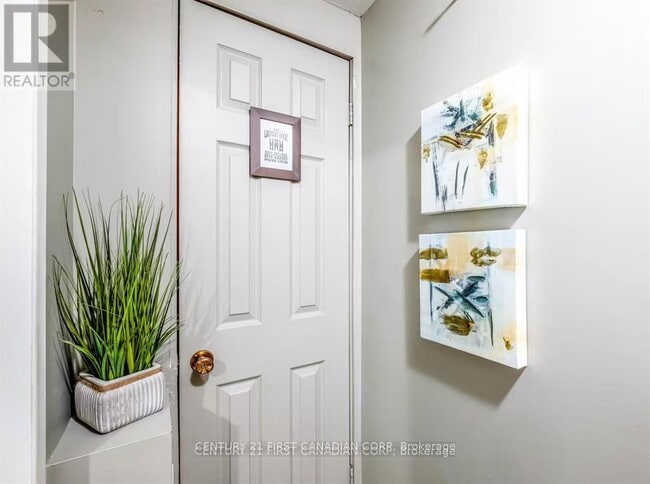 Photo du bâtiment - 705 Conservation Dr