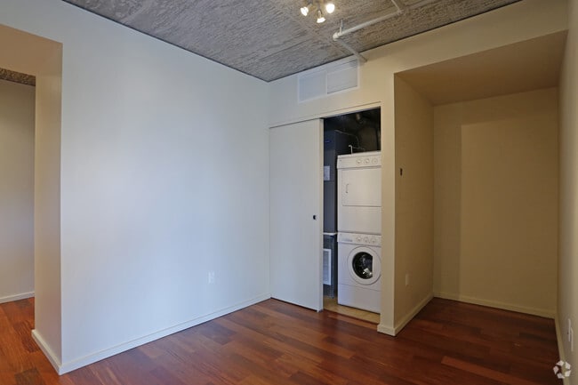 Interior Photo - 2121 Belmont
