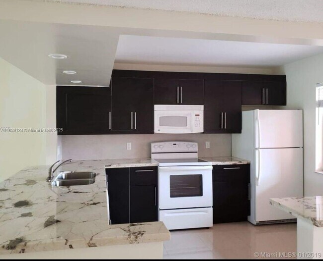 Building Photo - 227 Lakeview Dr