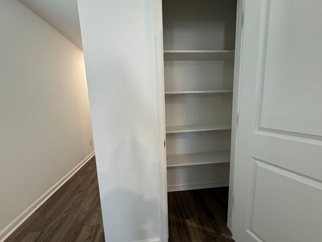 Building Photo - Newer 3 BR 2Ba Newer Neighborhood! near Ro...