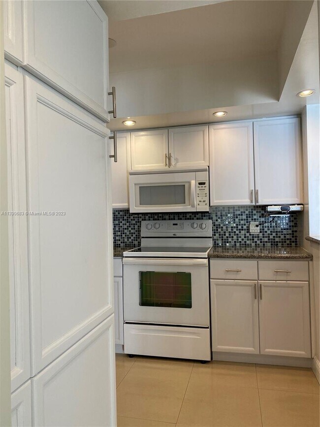 Building Photo - 5600 Collins Ave