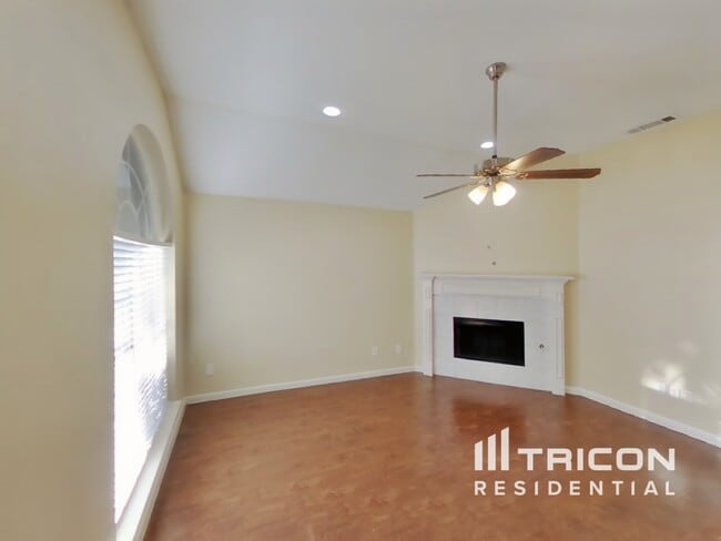 Building Photo - 2616 Spring Rain Dr