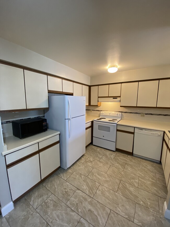 Kitchen - Hemlock Street Apartments